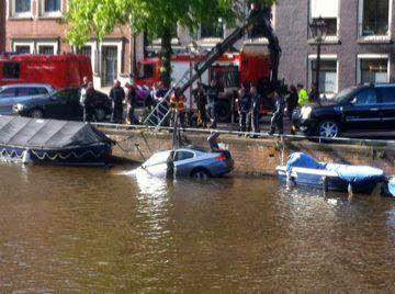 машина упала в воду амстенрдам